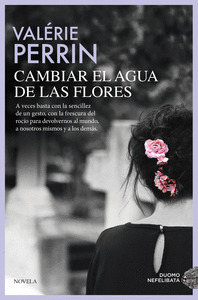 VIOLETTE . CAMBIAR EL AGUA DE LAS FLORES