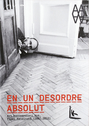 EN UN DESORDEN ABSOLUTO.
