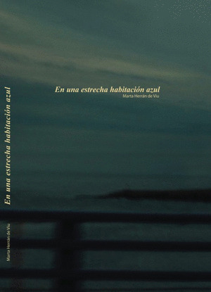 EN UNA ESTRECHA HABITACIÓN AZUL