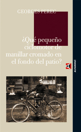 ¿QUÉ PEQUEÑO CICLOMOTOR DE MANILLAR CROMADO EN EL FONDO DEL PATIO?