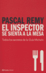 EL INSPECTOR SE SIENTA A LA MESA